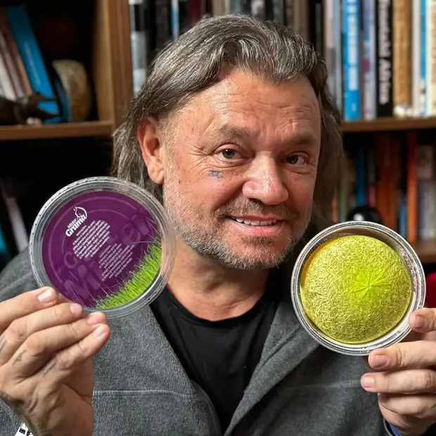 Richard Rasmussen mostrando o pote lacrado e o pote com a grama já germinada